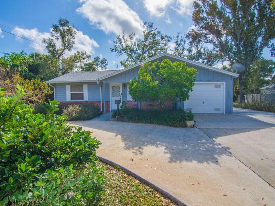 For Sale: $395,000 (2 beds, 2 baths, 1375 Square Feet)