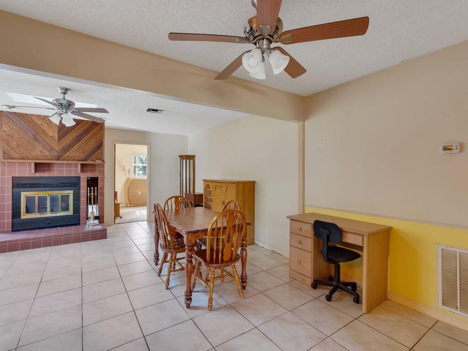 For Sale: $395,000 (2 beds, 2 baths, 1375 Square Feet)