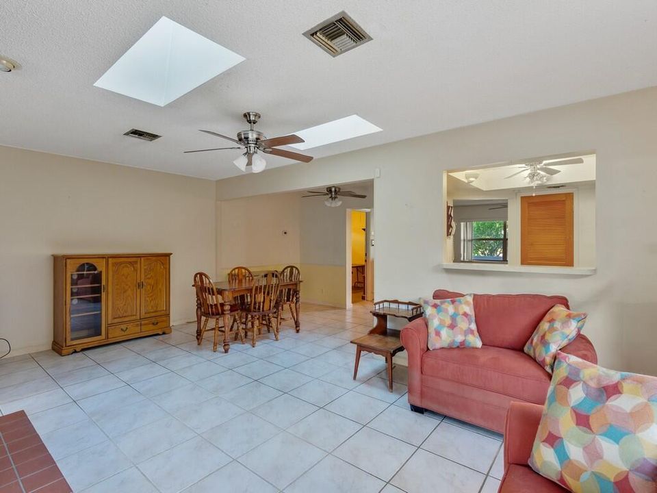 For Sale: $395,000 (2 beds, 2 baths, 1375 Square Feet)