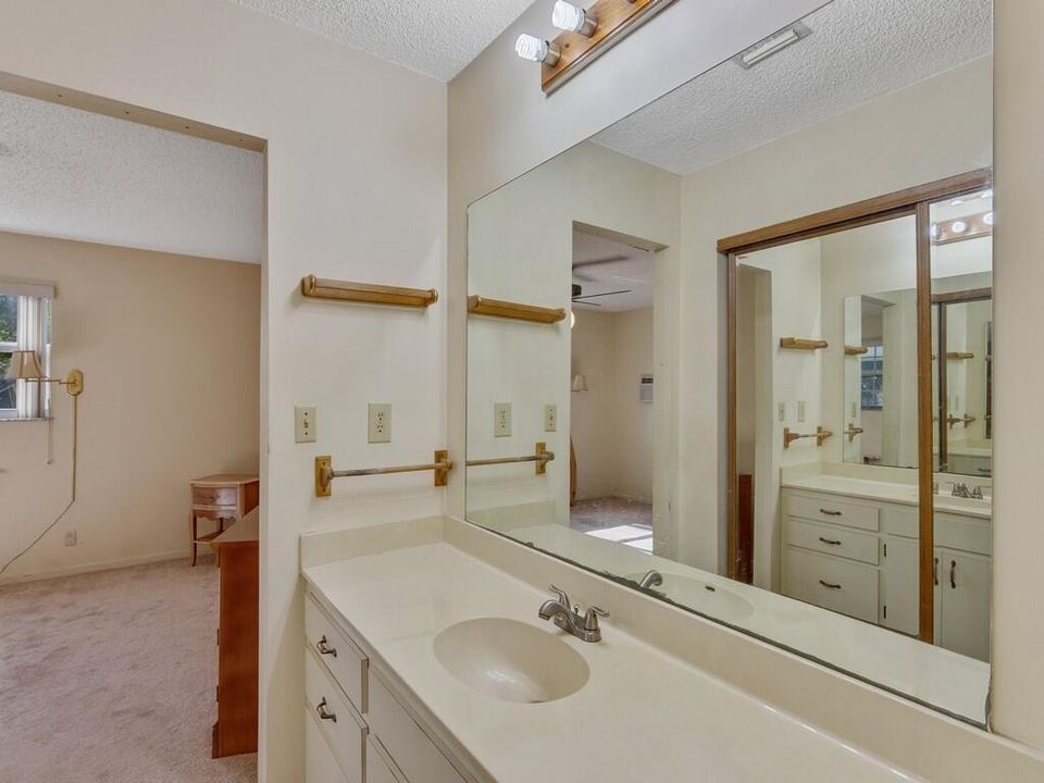 For Sale: $395,000 (2 beds, 2 baths, 1375 Square Feet)