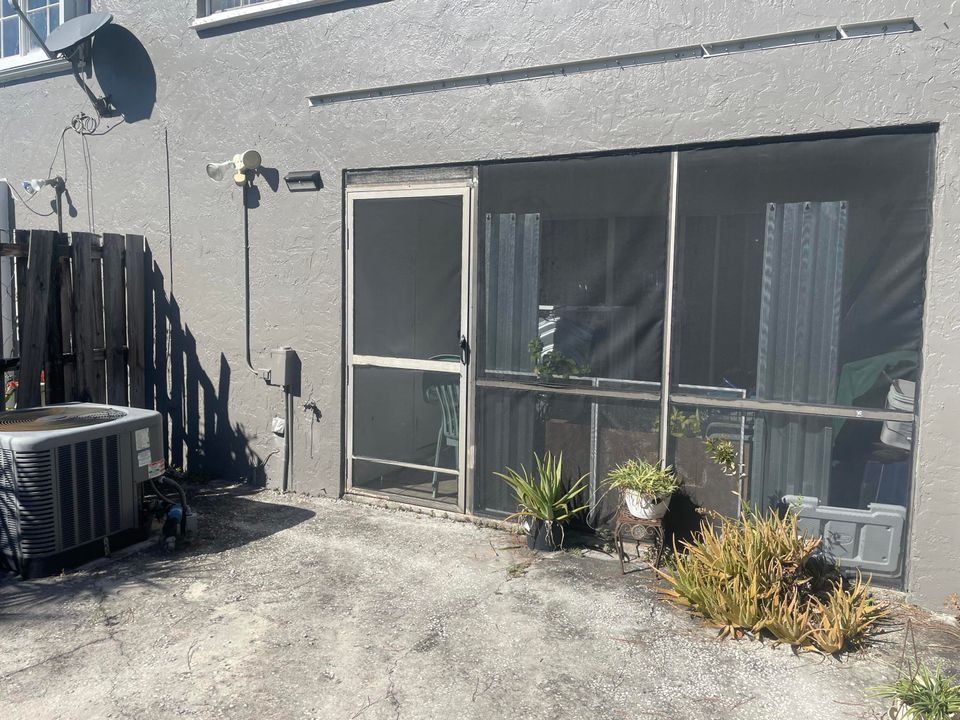 For Sale: $325,500 (3 beds, 2 baths, 1412 Square Feet)