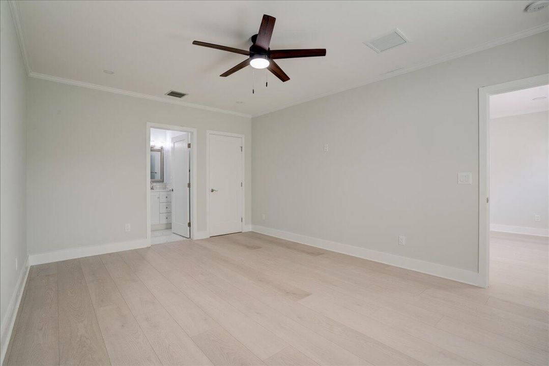 For Rent: $4,100 (3 beds, 2 baths, 1032 Square Feet)