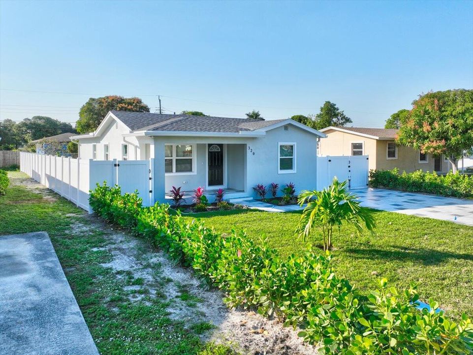 For Rent: $4,100 (3 beds, 2 baths, 1032 Square Feet)