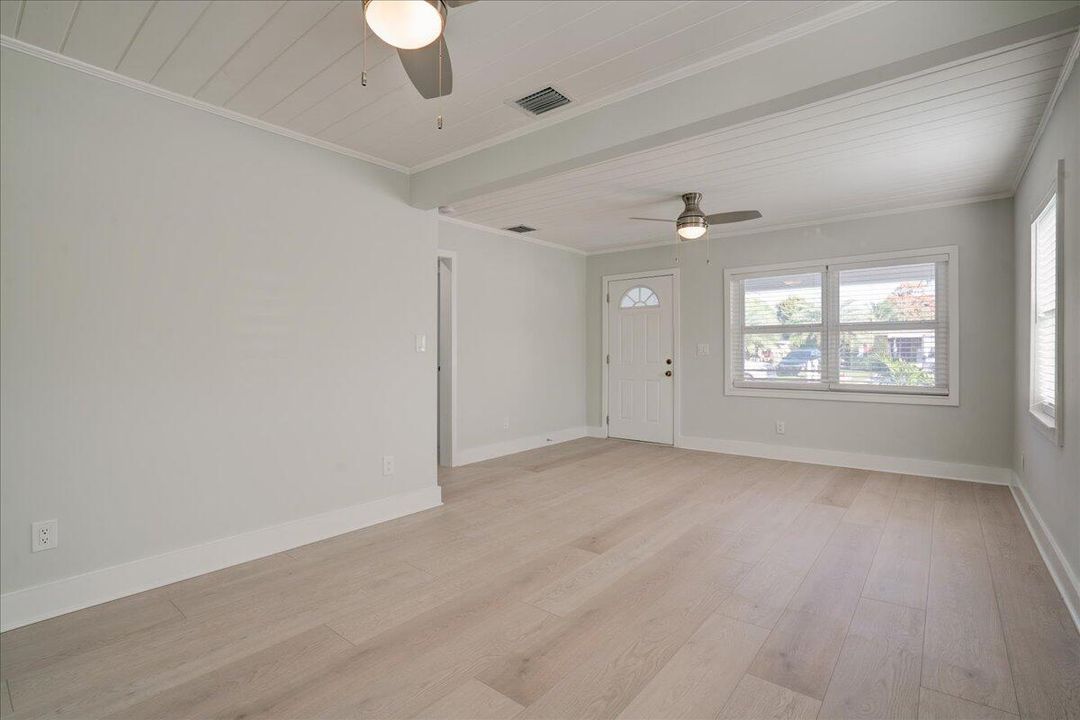 For Rent: $4,100 (3 beds, 2 baths, 1032 Square Feet)