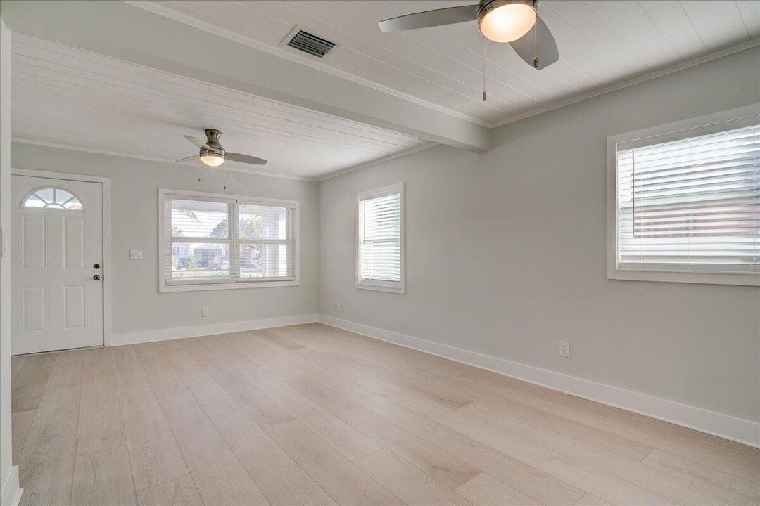 For Rent: $4,100 (3 beds, 2 baths, 1032 Square Feet)