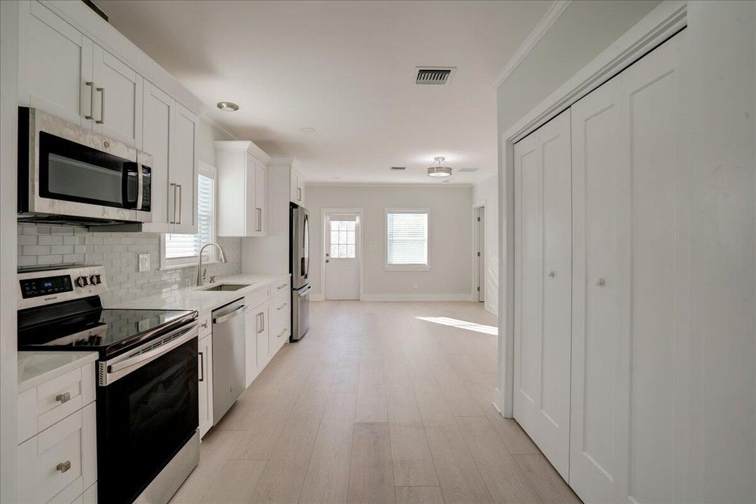 For Rent: $4,100 (3 beds, 2 baths, 1032 Square Feet)