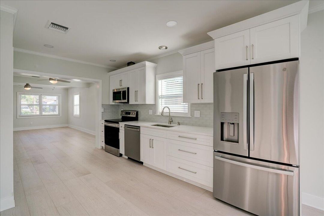 For Rent: $4,100 (3 beds, 2 baths, 1032 Square Feet)