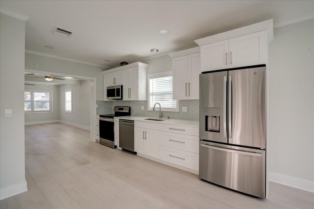 For Rent: $4,100 (3 beds, 2 baths, 1032 Square Feet)