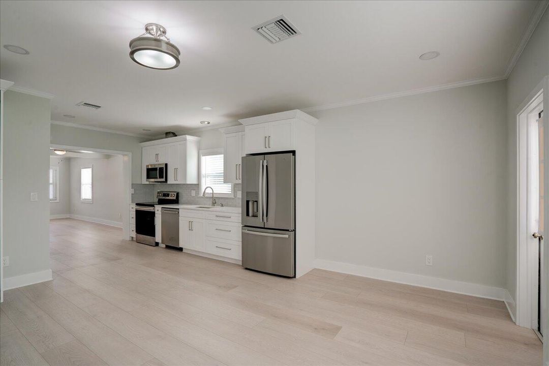 For Rent: $4,100 (3 beds, 2 baths, 1032 Square Feet)