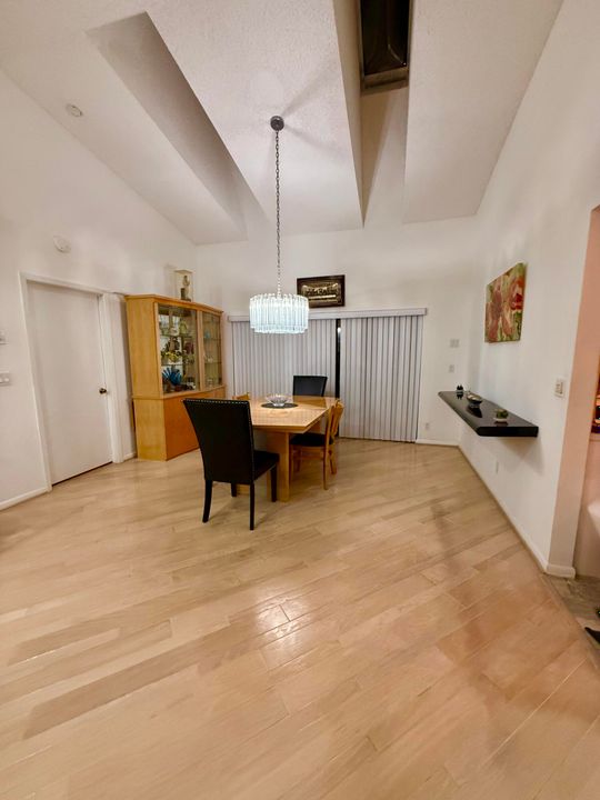 En Venta: $510,900 (2 camas, 2 baños, 2227 Pies cuadrados)