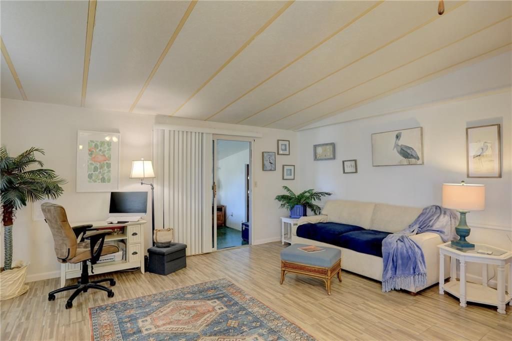 For Sale: $149,900 (2 beds, 2 baths, 1014 Square Feet)