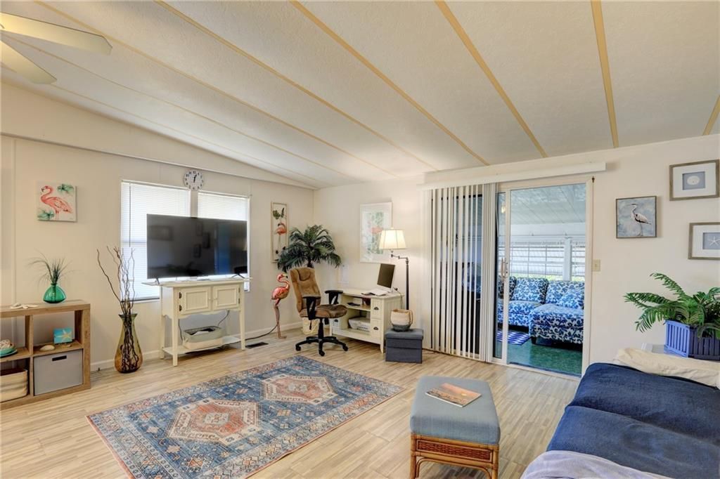 For Sale: $149,900 (2 beds, 2 baths, 1014 Square Feet)