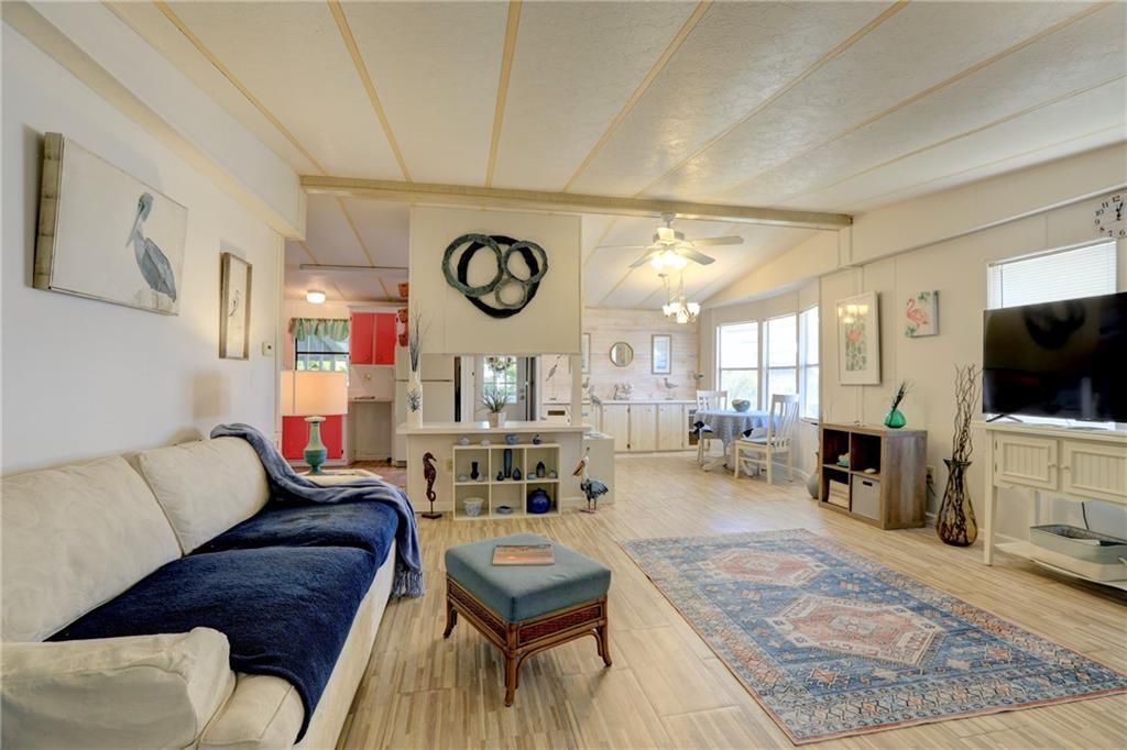 For Sale: $149,900 (2 beds, 2 baths, 1014 Square Feet)