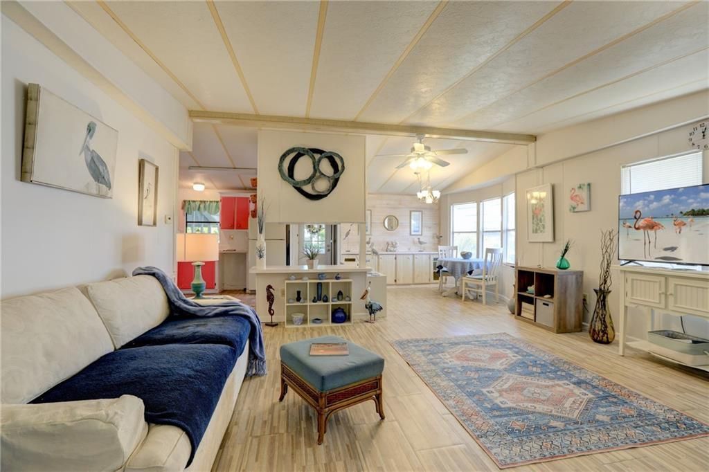 For Sale: $149,900 (2 beds, 2 baths, 1014 Square Feet)