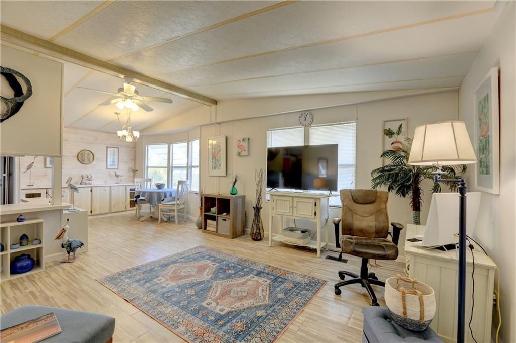 For Sale: $149,900 (2 beds, 2 baths, 1014 Square Feet)