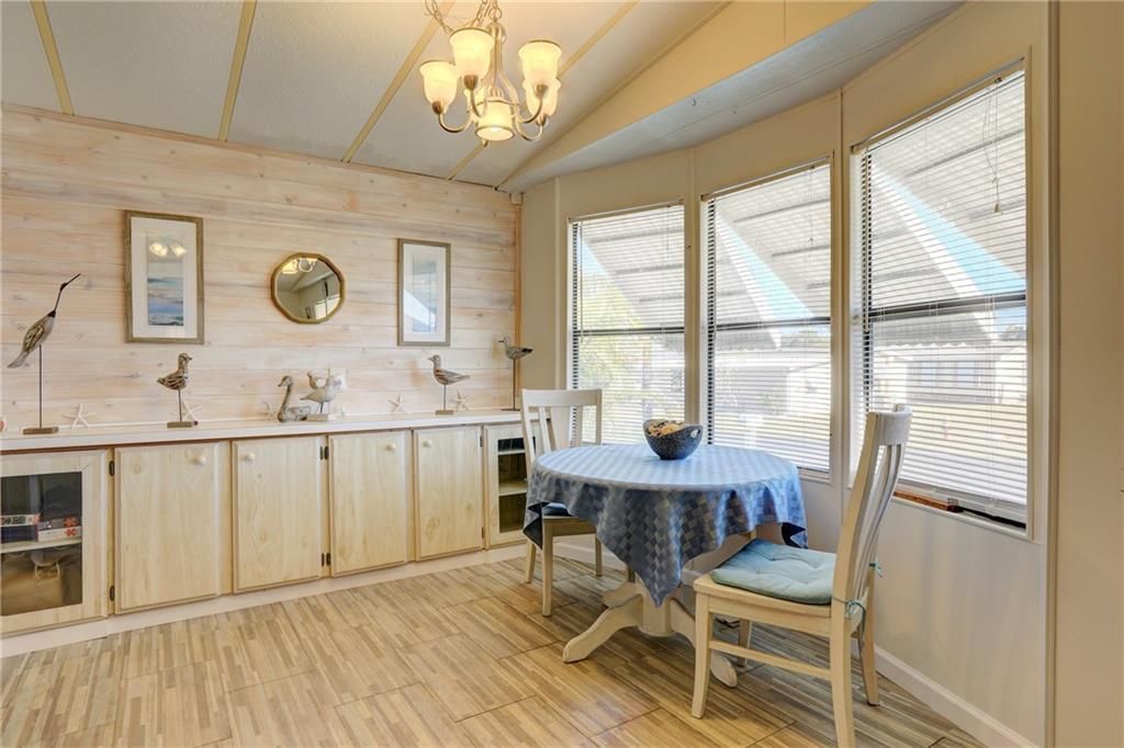 For Sale: $149,900 (2 beds, 2 baths, 1014 Square Feet)