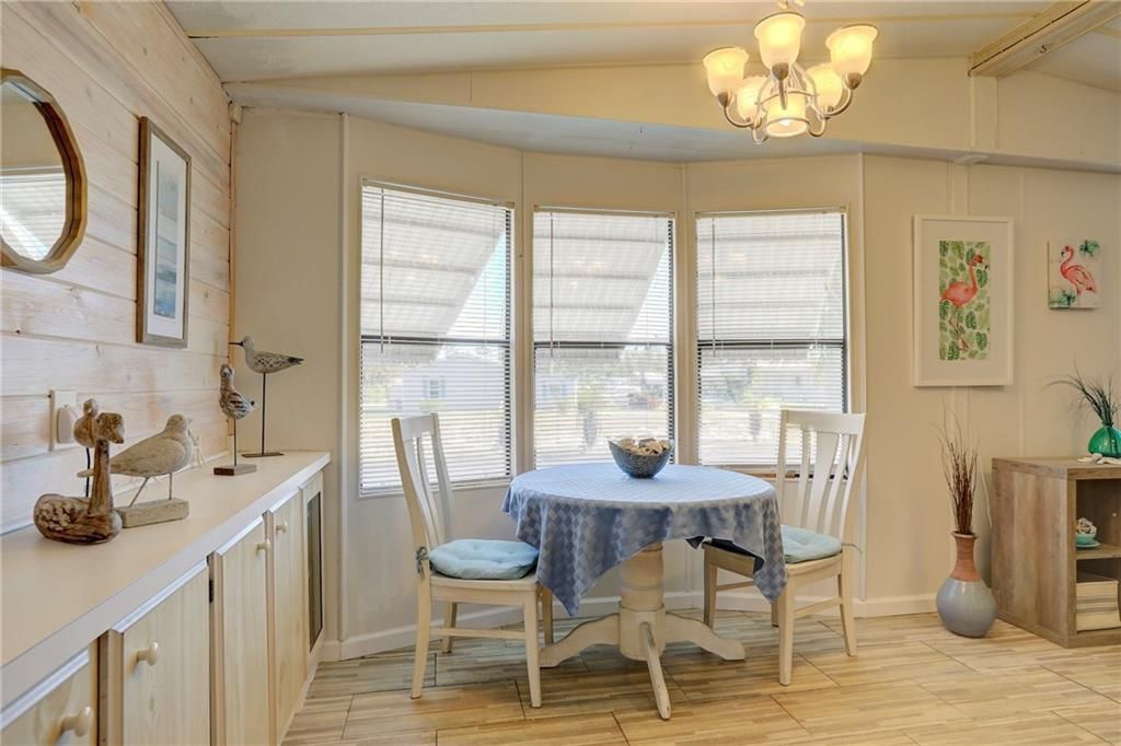 For Sale: $149,900 (2 beds, 2 baths, 1014 Square Feet)