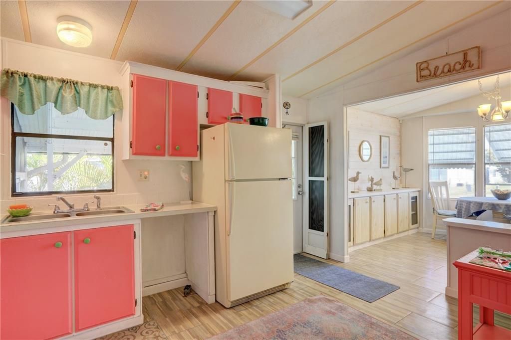 For Sale: $149,900 (2 beds, 2 baths, 1014 Square Feet)