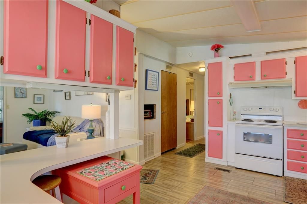 For Sale: $149,900 (2 beds, 2 baths, 1014 Square Feet)