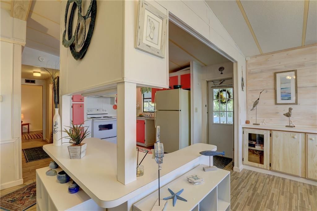 For Sale: $149,900 (2 beds, 2 baths, 1014 Square Feet)