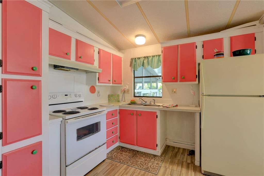 For Sale: $149,900 (2 beds, 2 baths, 1014 Square Feet)