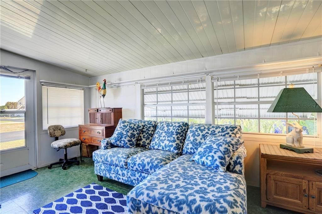 For Sale: $149,900 (2 beds, 2 baths, 1014 Square Feet)