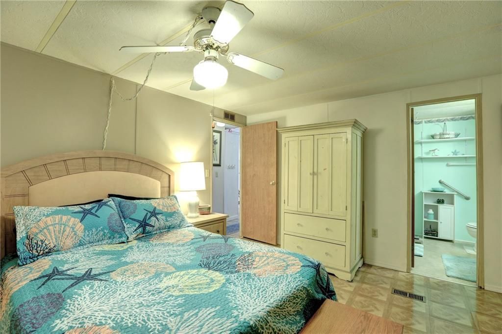 For Sale: $149,900 (2 beds, 2 baths, 1014 Square Feet)