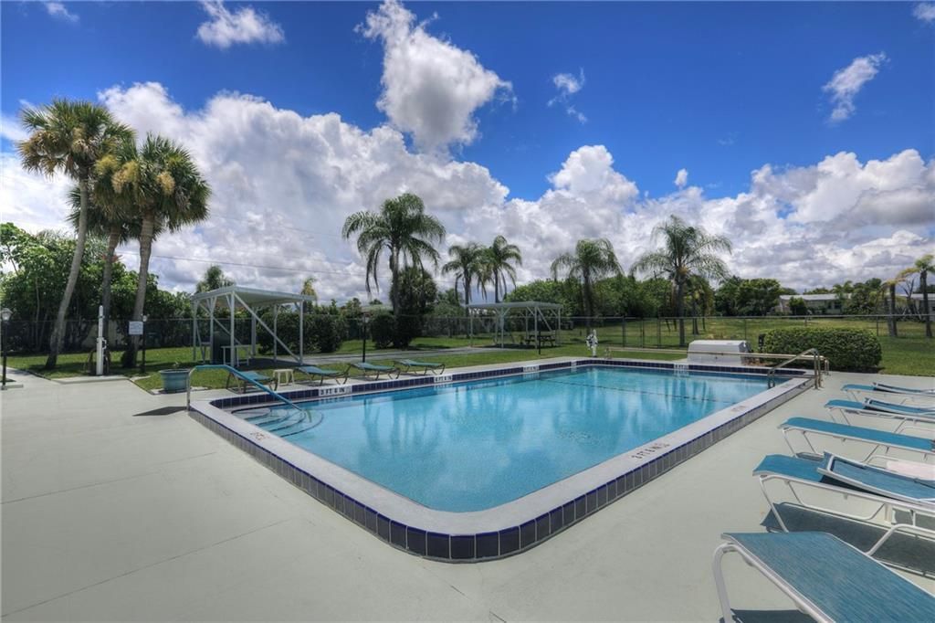 For Sale: $149,900 (2 beds, 2 baths, 1014 Square Feet)