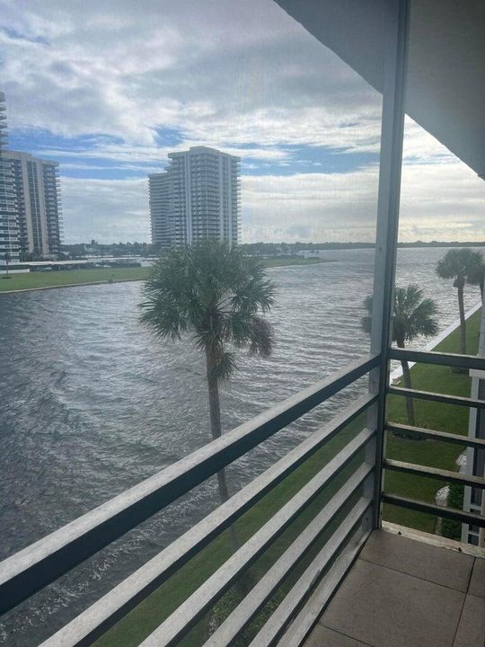 For Rent: $3,000 (2 beds, 2 baths, 1010 Square Feet)