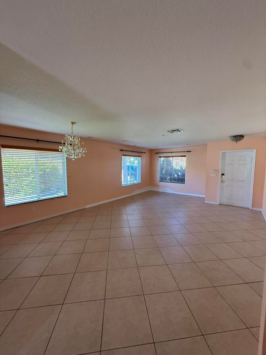 出租: $3,200 (5 贝兹, 3 浴室, 3076 平方英尺)