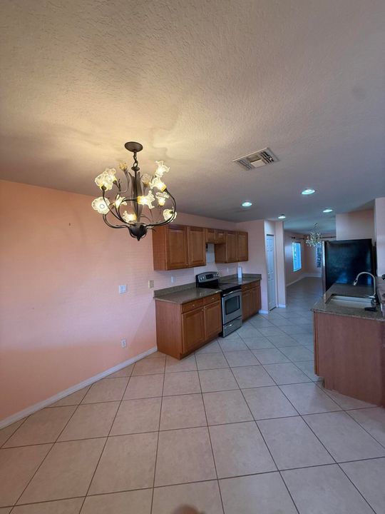 出租: $3,200 (5 贝兹, 3 浴室, 3076 平方英尺)