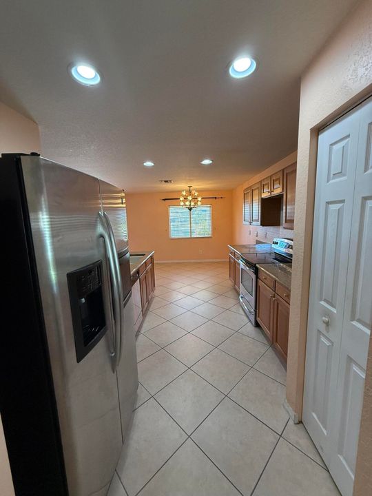 出租: $3,200 (5 贝兹, 3 浴室, 3076 平方英尺)