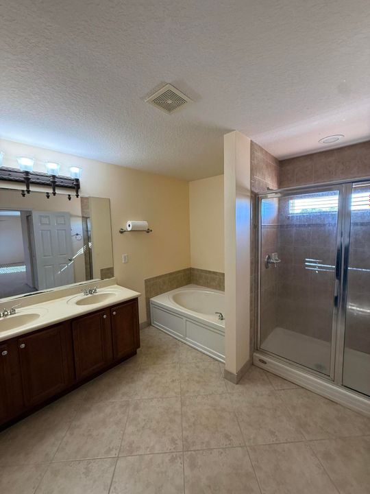 出租: $3,200 (5 贝兹, 3 浴室, 3076 平方英尺)