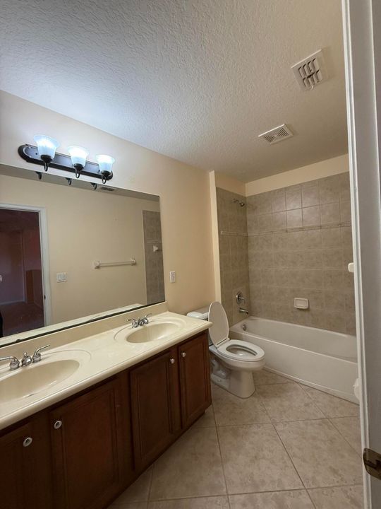 出租: $3,200 (5 贝兹, 3 浴室, 3076 平方英尺)