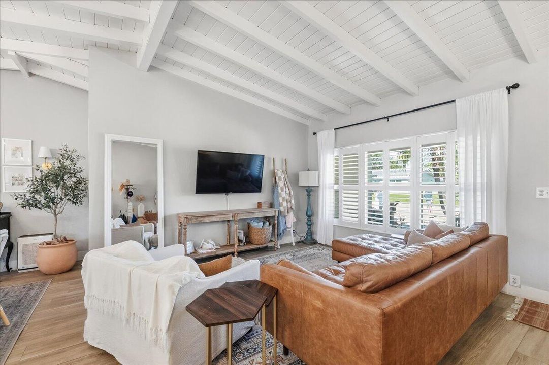 For Sale: $850,000 (4 beds, 2 baths, 1708 Square Feet)