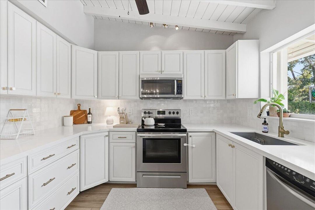 For Sale: $850,000 (4 beds, 2 baths, 1708 Square Feet)