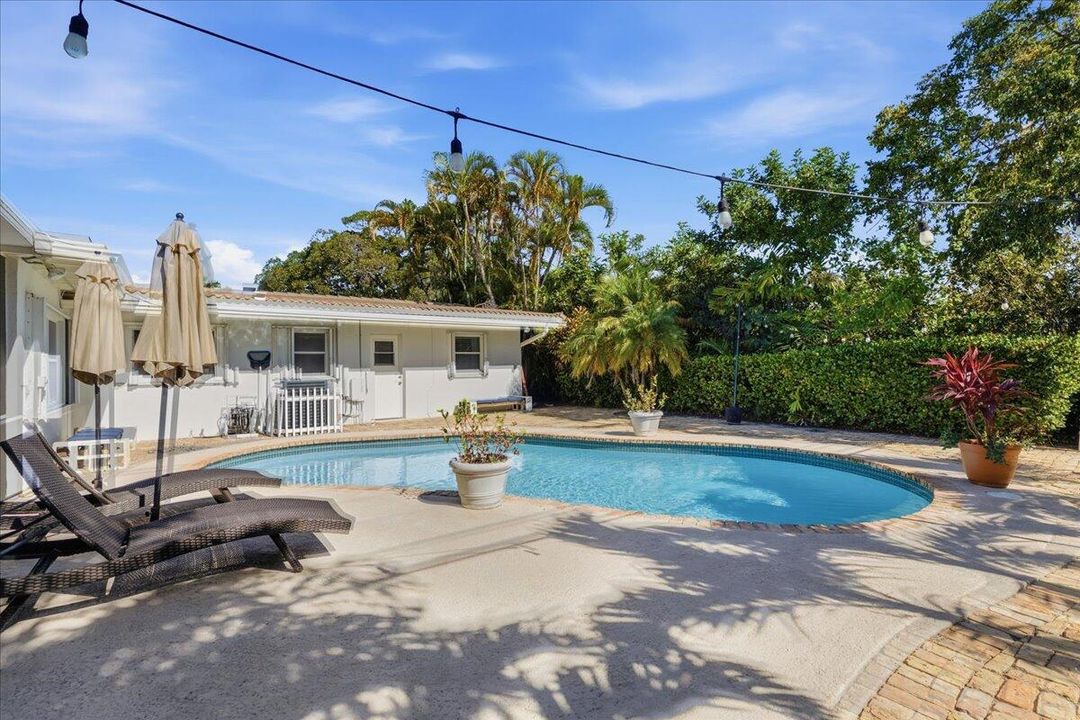 For Sale: $850,000 (4 beds, 2 baths, 1708 Square Feet)