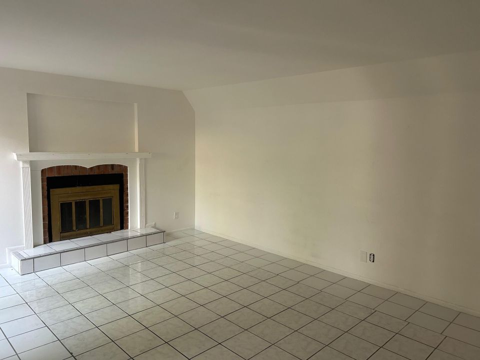 For Rent: $2,650 (2 beds, 1 baths, 1157 Square Feet)