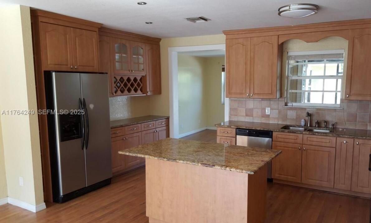 For Rent: $3,500 (4 beds, 3 baths, 2072 Square Feet)