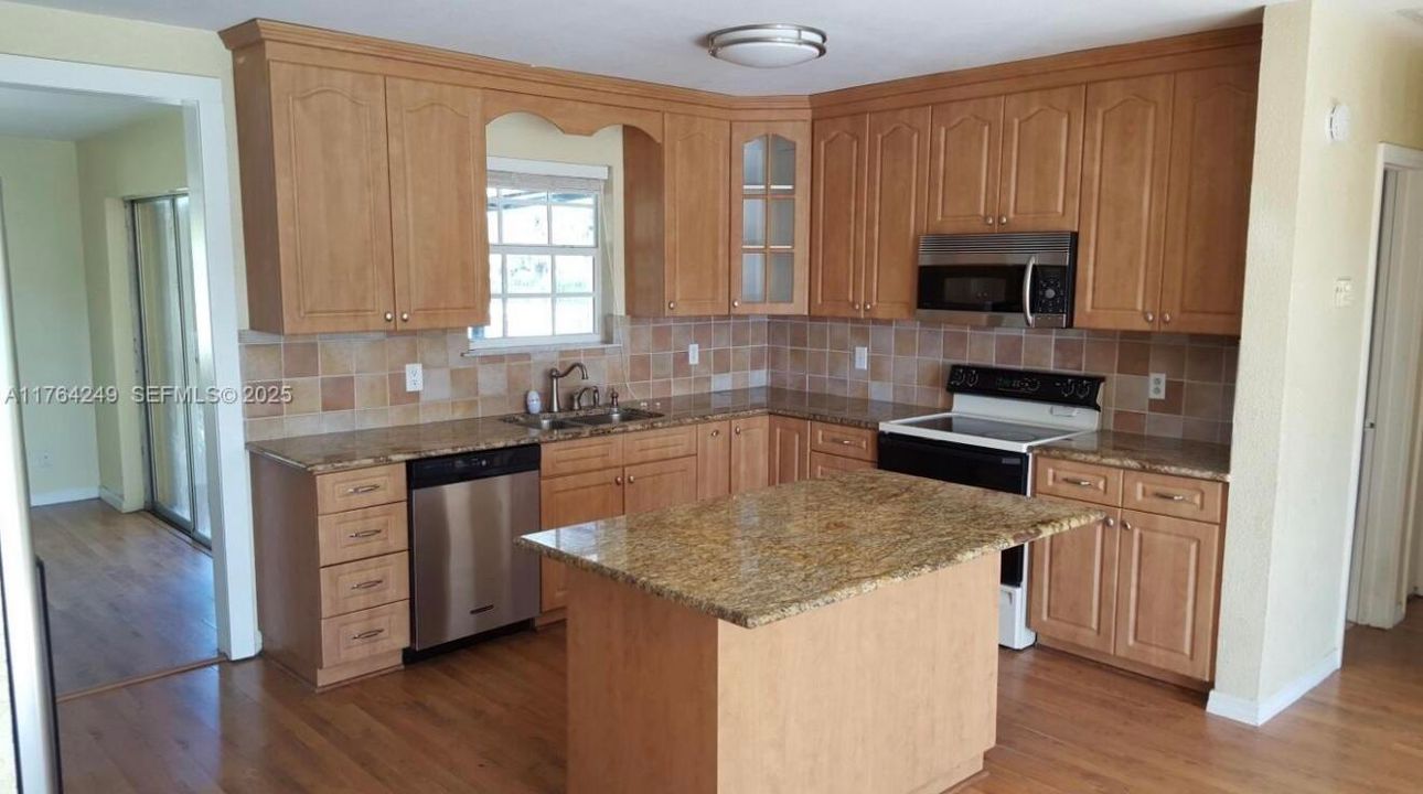 For Rent: $3,500 (4 beds, 3 baths, 2072 Square Feet)