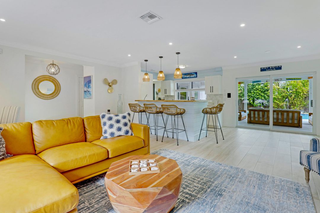 出租: $11,900 (4 贝兹, 2 浴室, 1649 平方英尺)