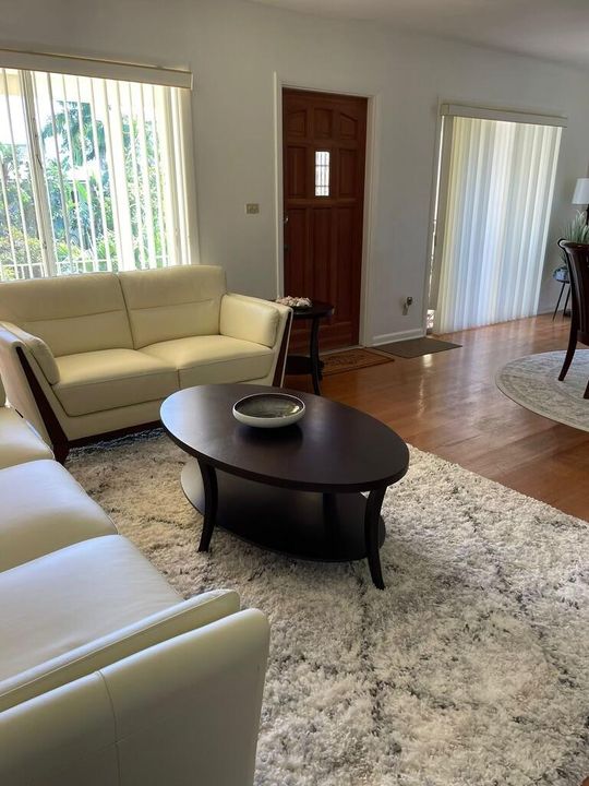 出租: $2,100 (1 贝兹, 1 浴室, 700 平方英尺)