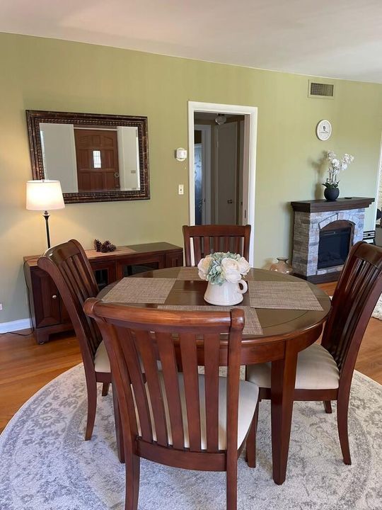 出租: $2,100 (1 贝兹, 1 浴室, 700 平方英尺)