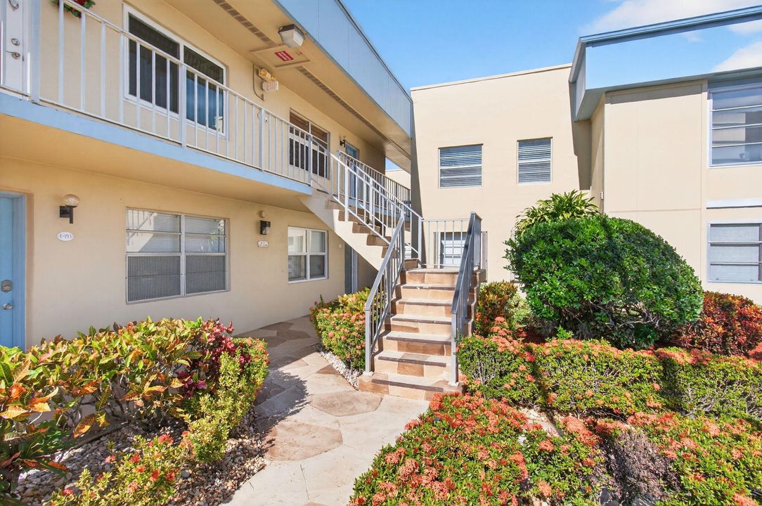 For Sale: $120,000 (2 beds, 2 baths, 902 Square Feet)