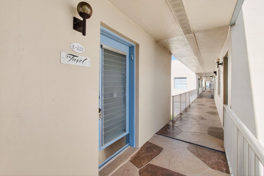 For Sale: $120,000 (2 beds, 2 baths, 902 Square Feet)