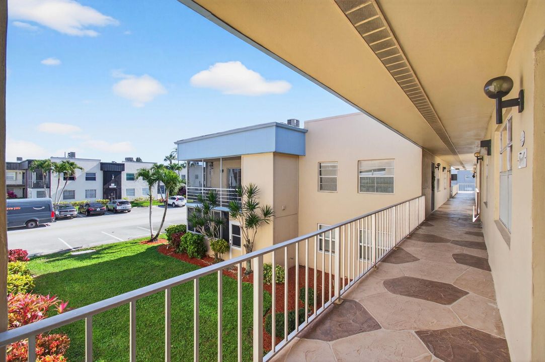 For Sale: $120,000 (2 beds, 2 baths, 902 Square Feet)