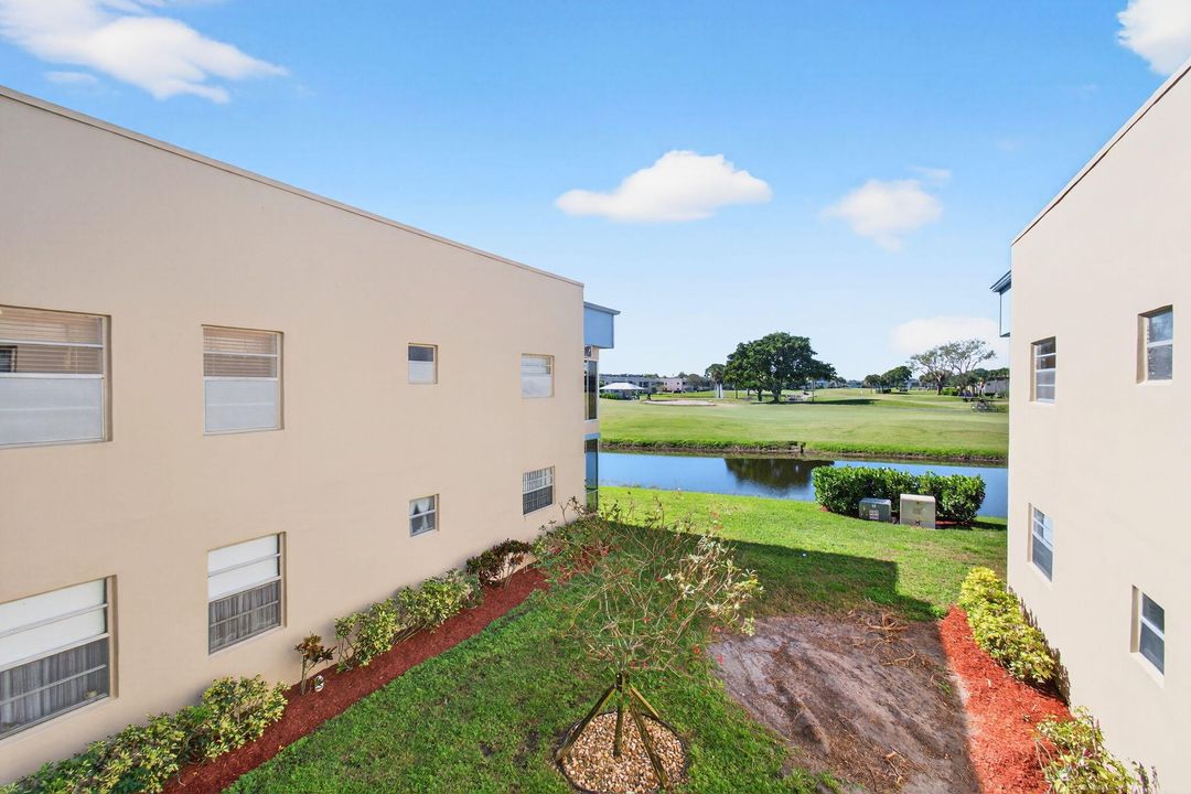 For Sale: $120,000 (2 beds, 2 baths, 902 Square Feet)