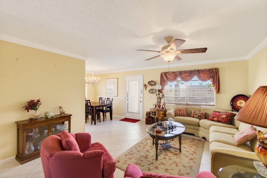 For Sale: $120,000 (2 beds, 2 baths, 902 Square Feet)