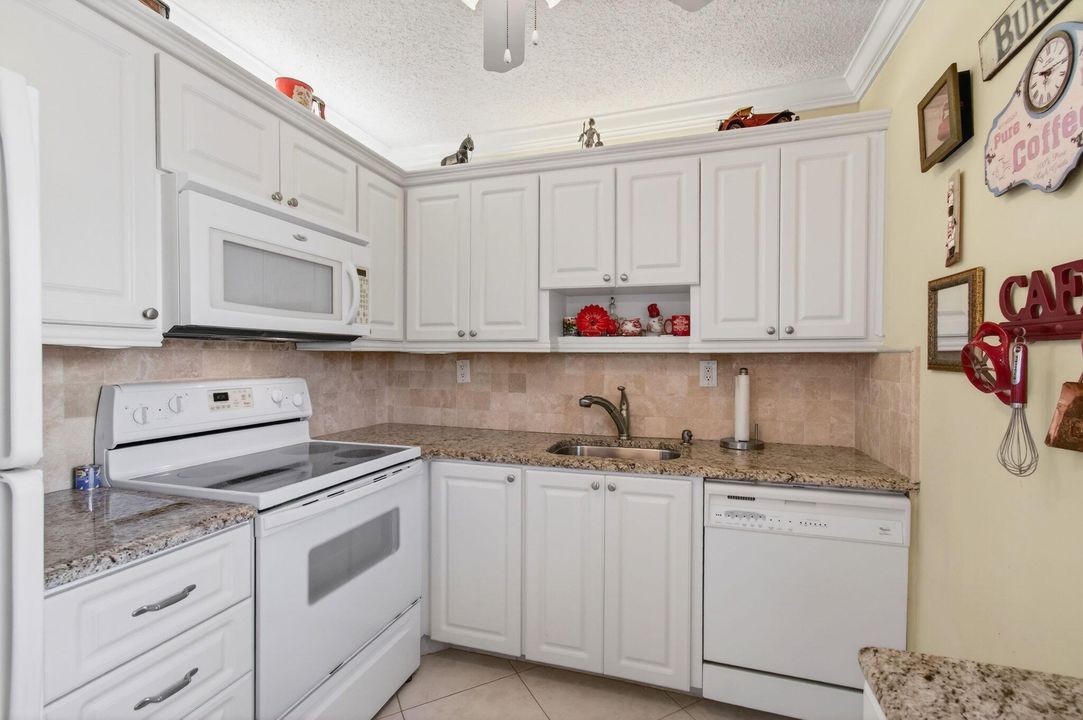For Sale: $120,000 (2 beds, 2 baths, 902 Square Feet)