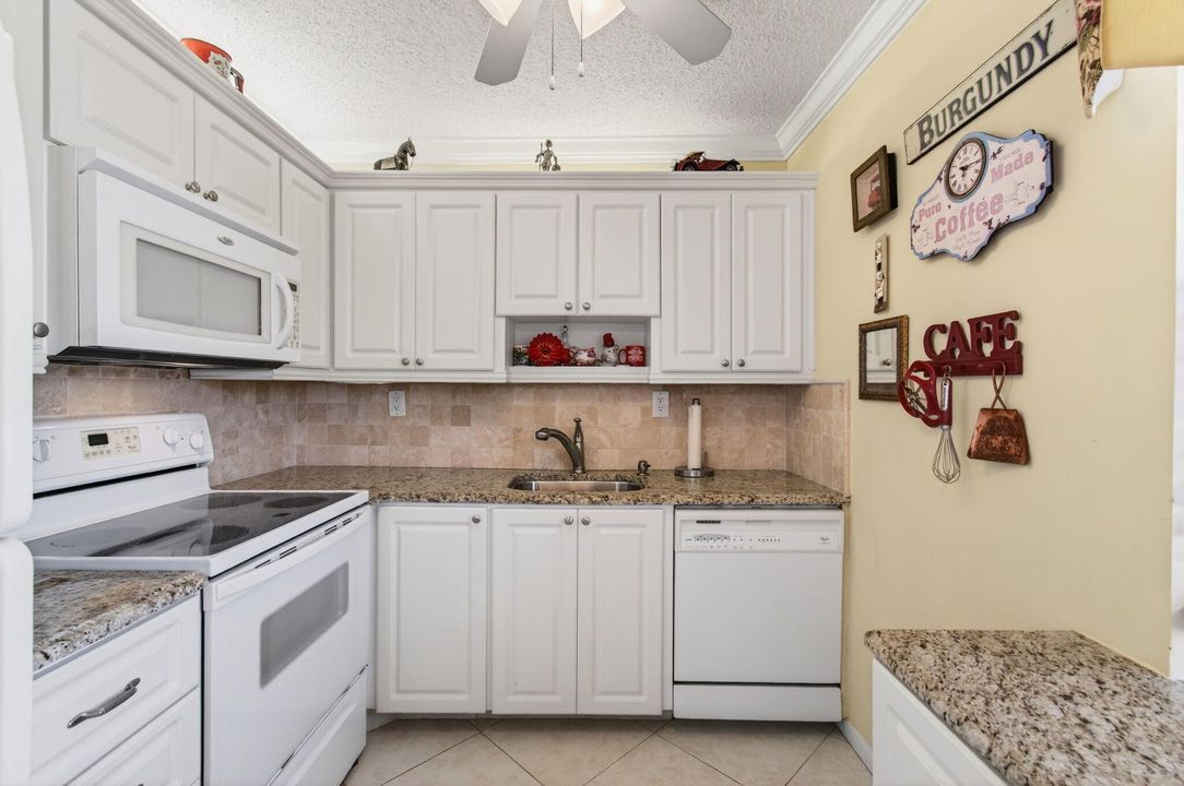 For Sale: $120,000 (2 beds, 2 baths, 902 Square Feet)